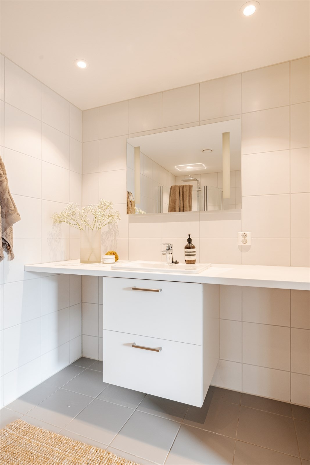 Badet er utstyrt med opplegg for både vaskemaskin og tørketrommel. Galleribilde