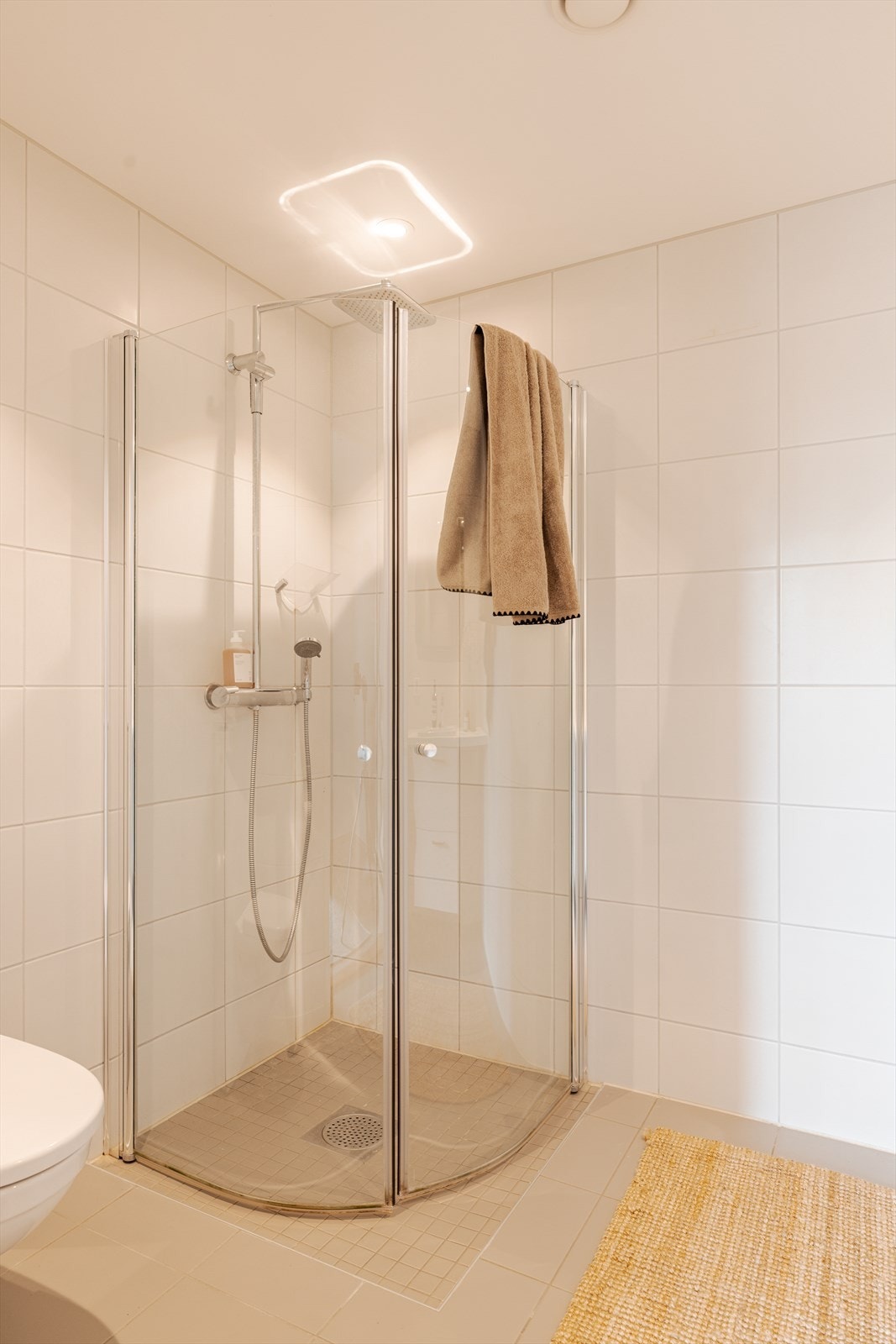 Innfellbare dusjvegger og vegghengt toalett. Galleribilde