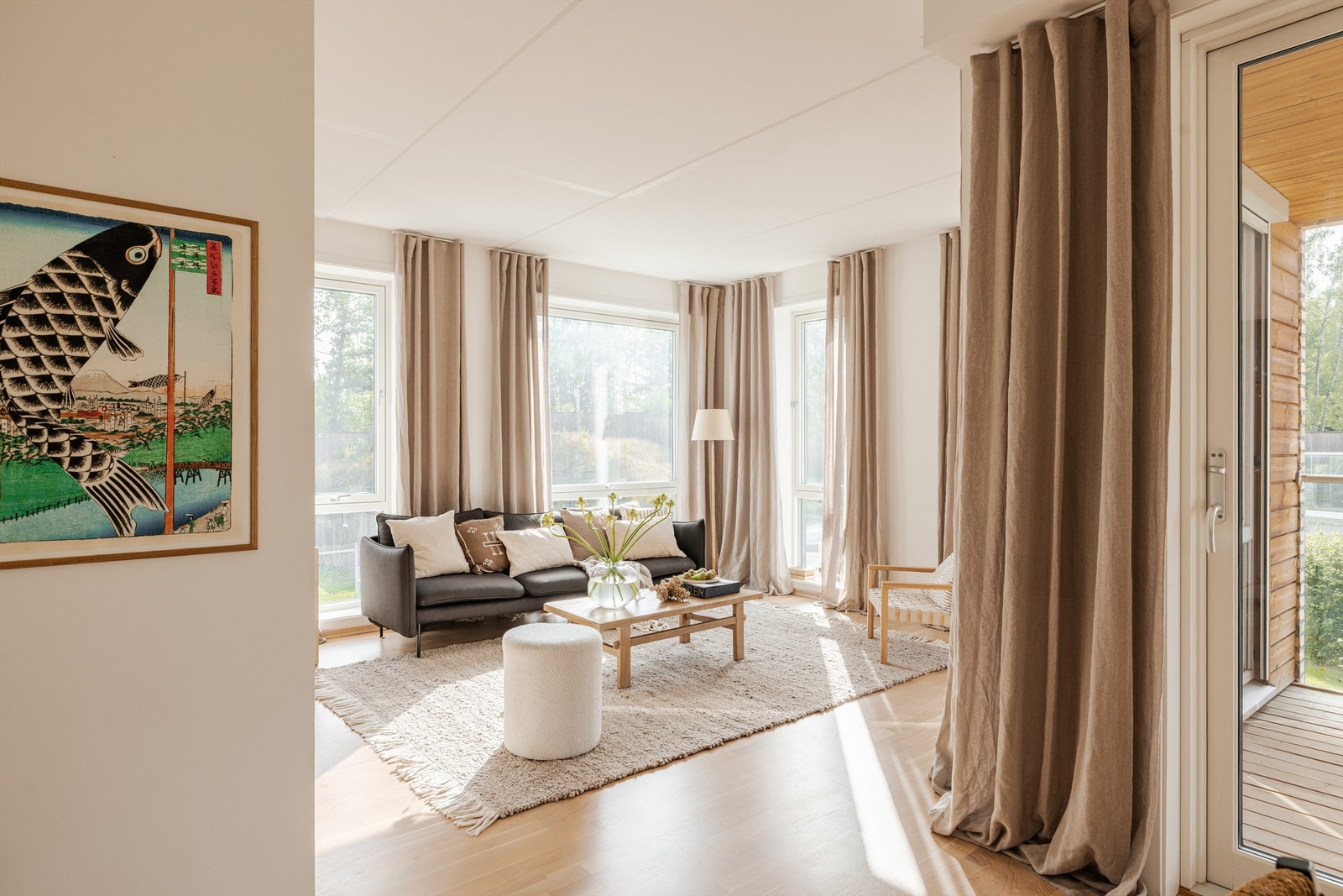 Den åpne løsningen mot kjøkkenet gir en sosial og moderne romfølelse. Galleribilde