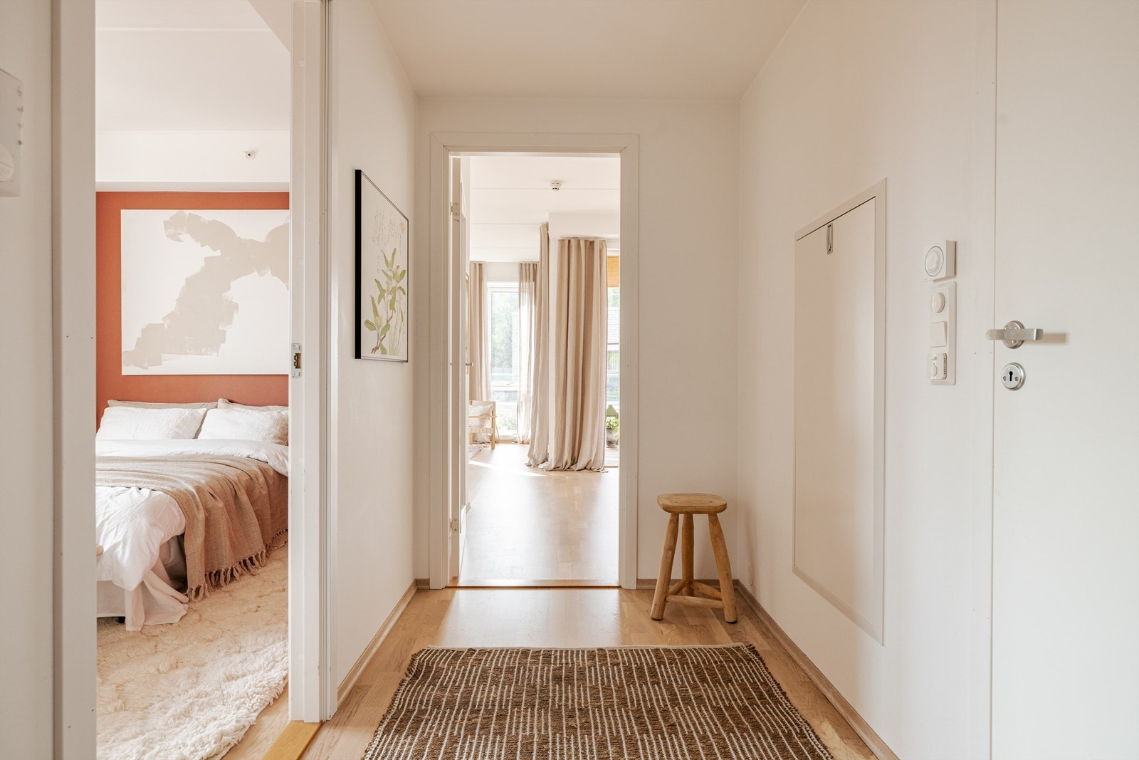 Entréen har parkett på gulvet og lyse, malte flater. Gulvet har vannbåren varme. Galleribilde