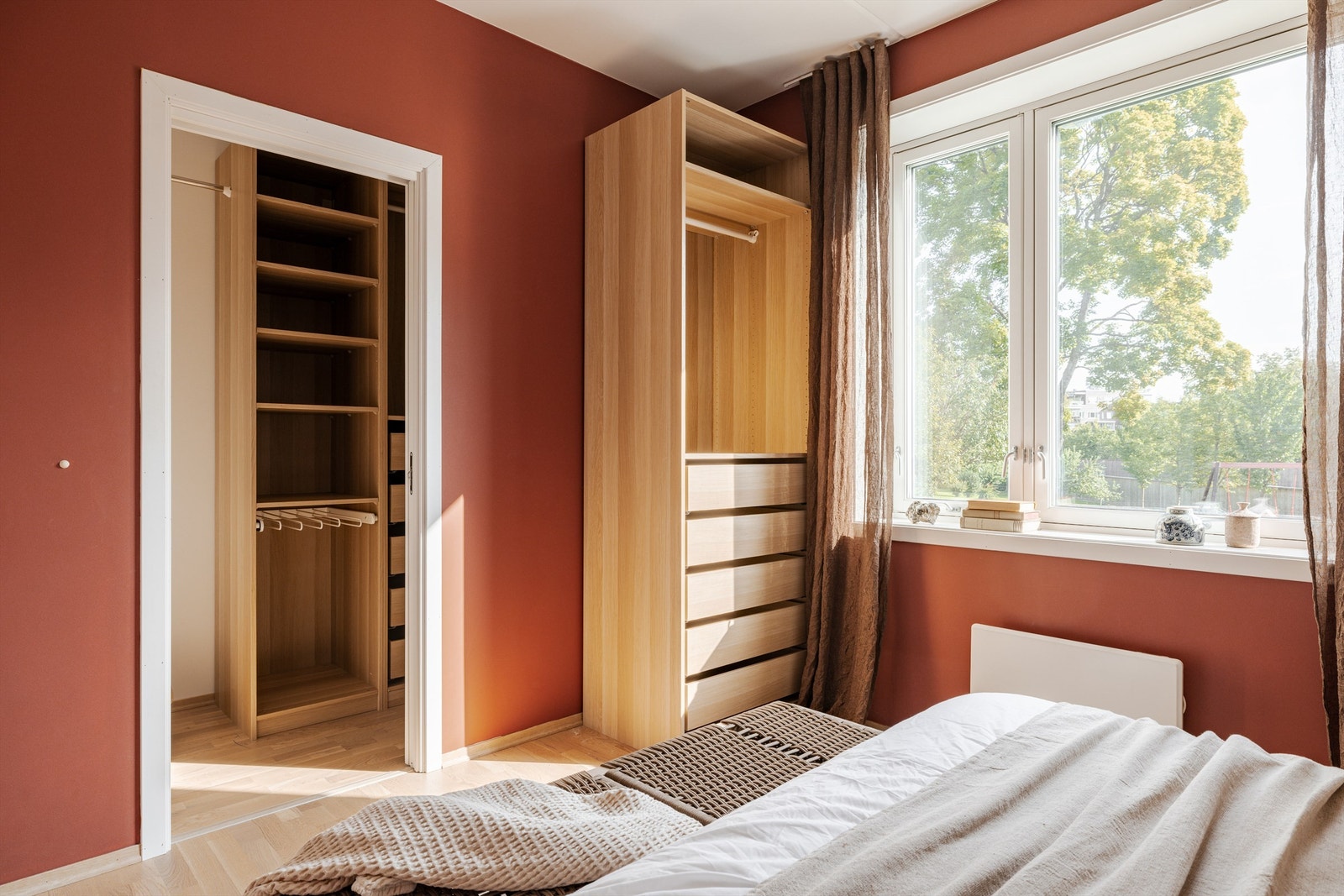 Fra soverommet er det adkomst til en praktisk bod som er innredet som walk-in closet. Rommet har parkett på gulv, malte veggflater, malt betonghimling og panelovn. Galleribilde