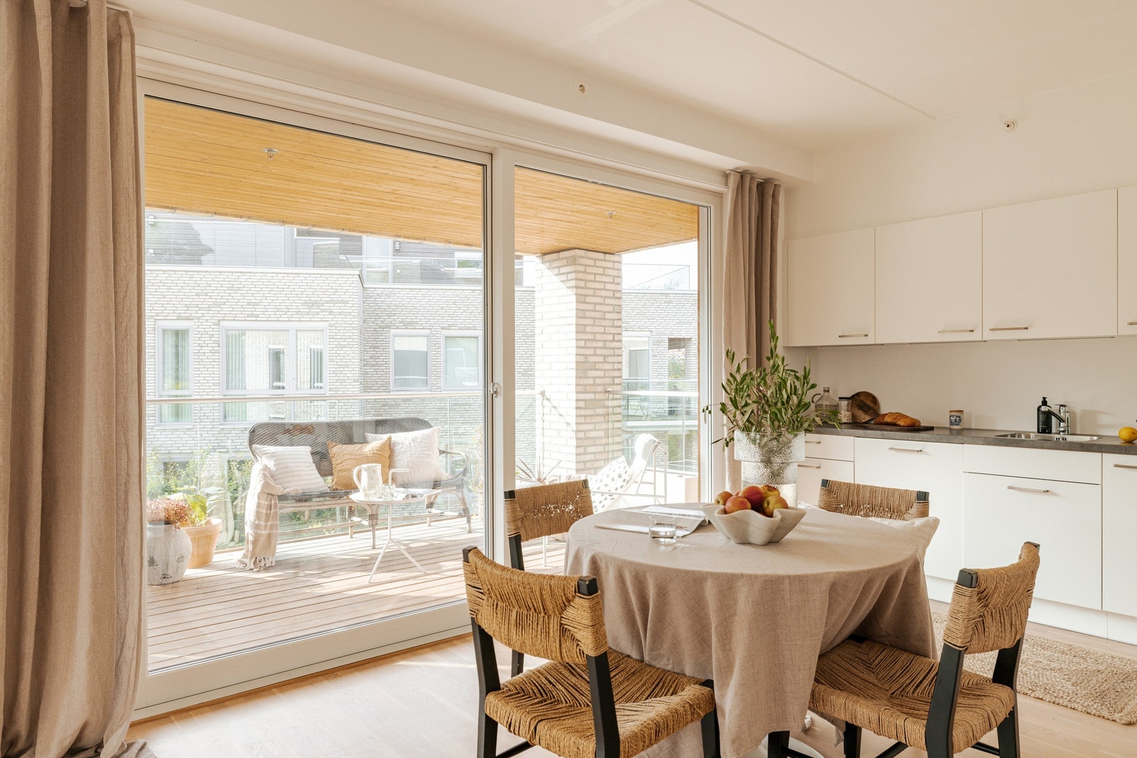 Adkomst til balkong med via gulv til tak skyvedør. Galleribilde