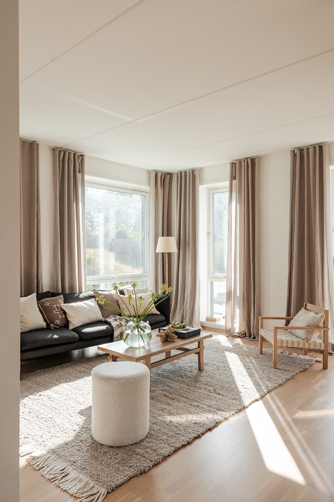 Det er installert elektrisk solskjerming på samtlige vinduer unntatt mellom kjøkken og balkong. Galleribilde