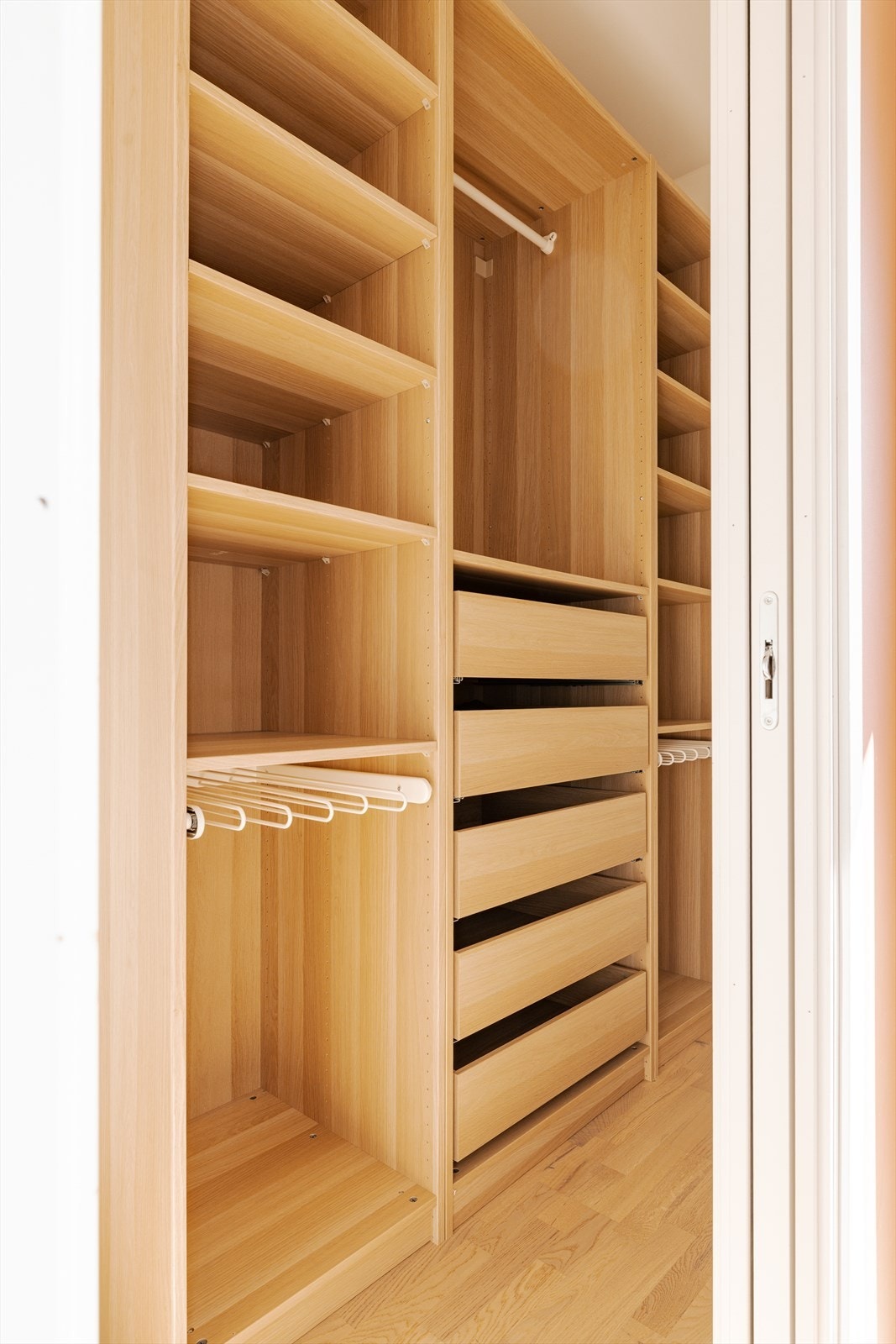 Ferdig innredet walk-in garderobe på soverom. Galleribilde