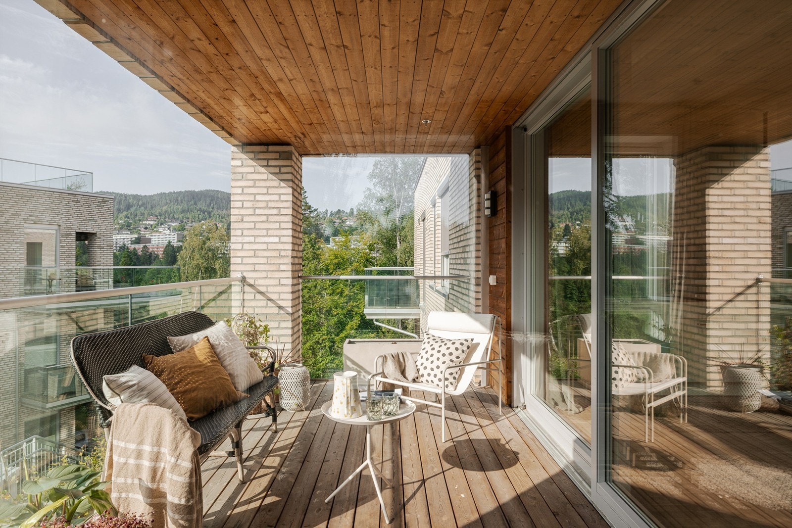 Her kan solen nytes i skjermede omgivelser fra morgen til kveld. Solen kommer inn på balkongen ca. kl.08.00 morgenen, og står til ca. 19.00 på kvelden. Galleribilde