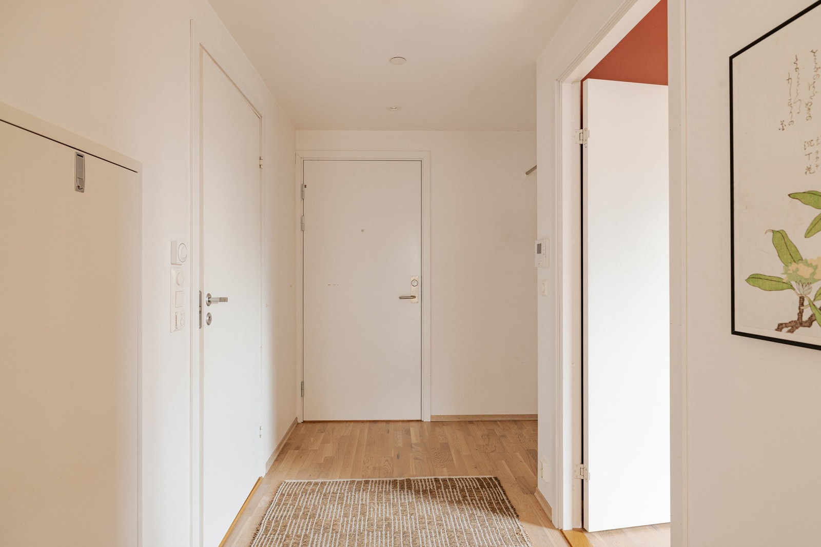 Romslig entré med naturlig plass for oppbevaring. Enkel adkomst med heis i bygget til både leilighet og garasje. Galleribilde