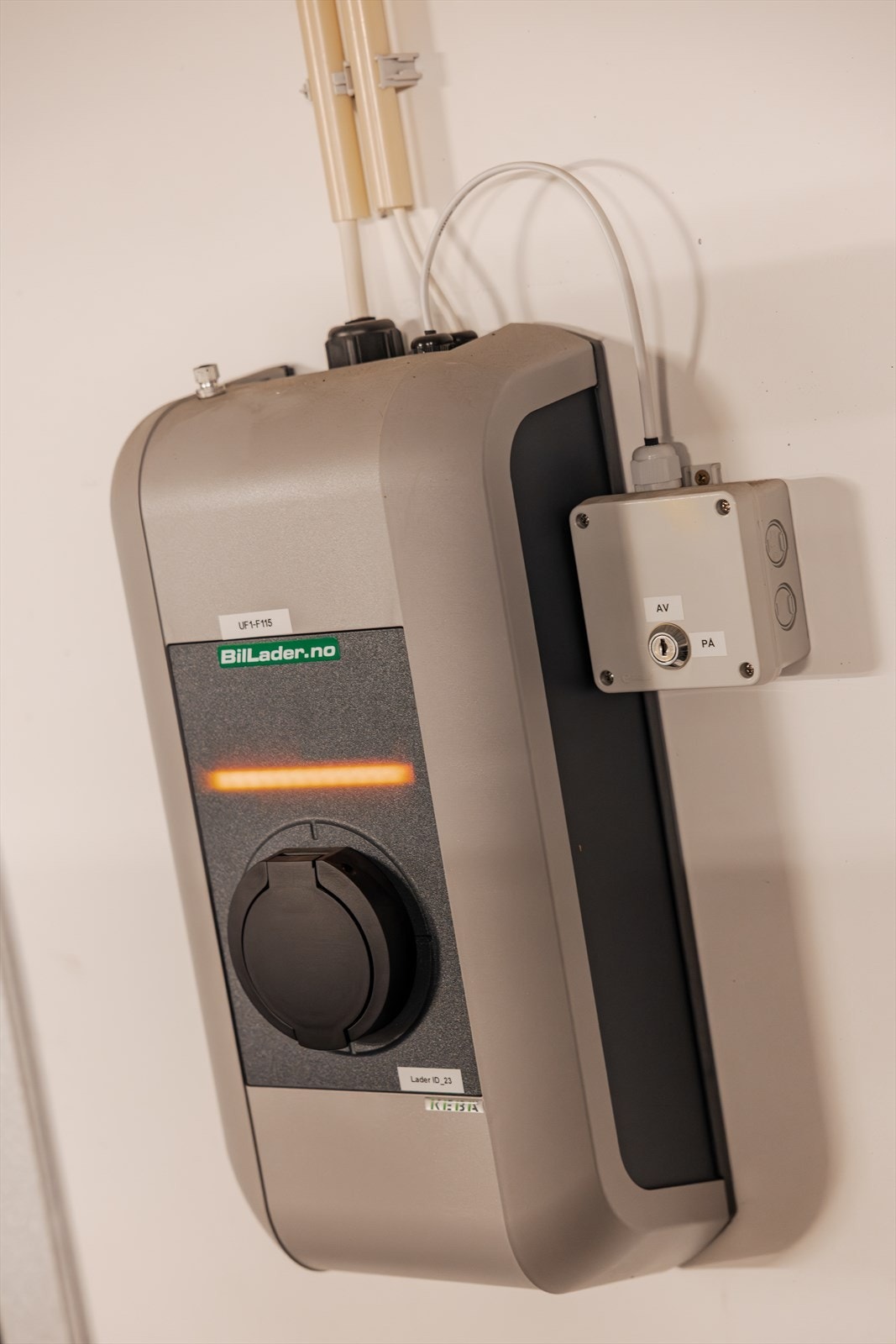 Det er installert lader på garasjeplassen som medfølger. Galleribilde