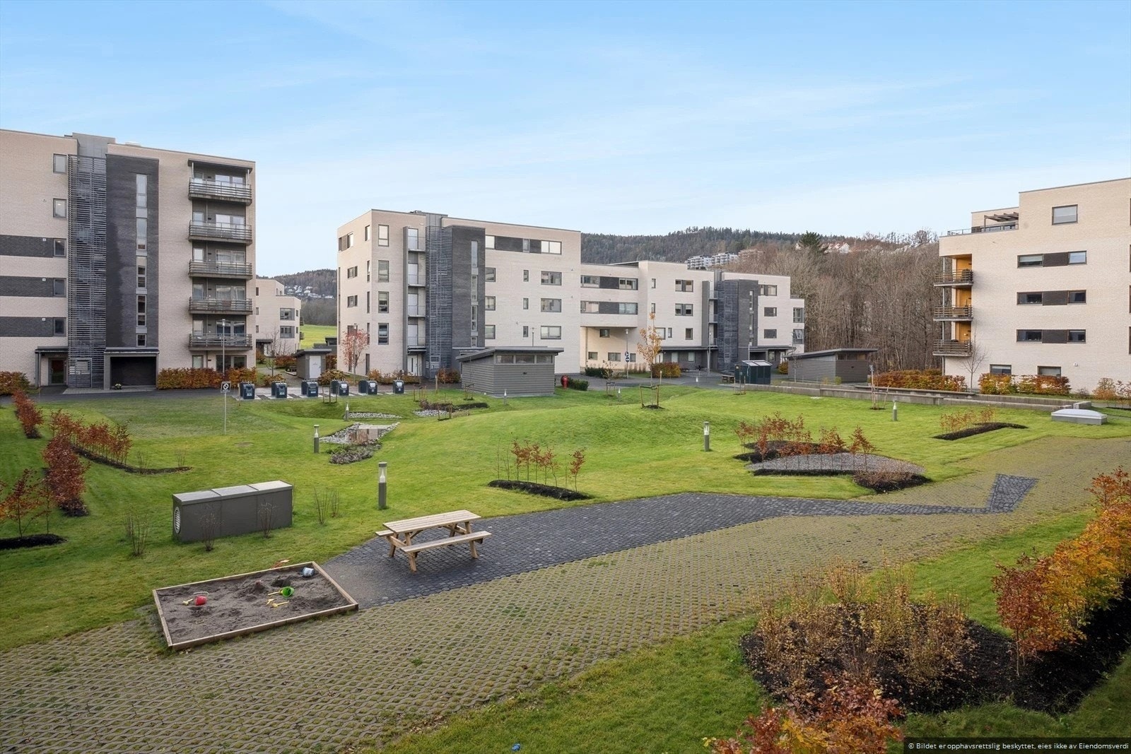 Fellesområdene med lekeplass og vannspeil. Galleribilde