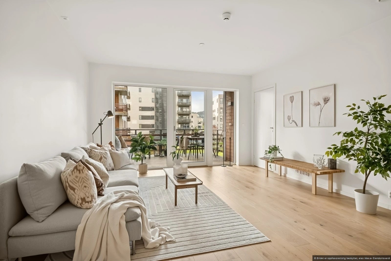 Romslig stue med plass til stor salong. Galleribilde