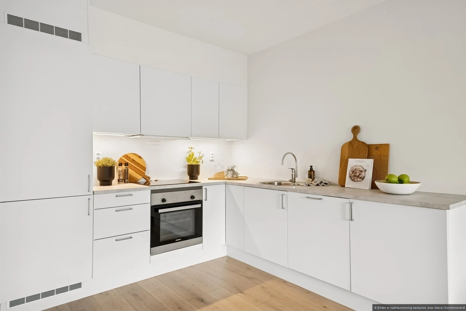 Kjøkken med integrerte hvitevarer. Galleribilde