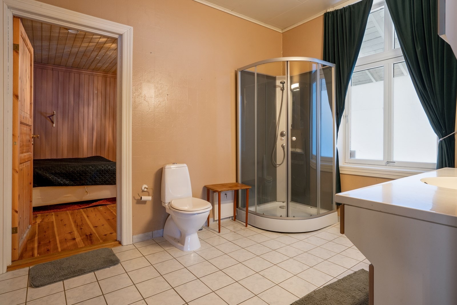 Det er innredet ett soveorm i 1. etasje, med adkomst via badet. Galleribilde