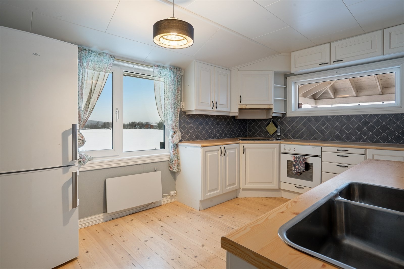 Ved vinduet er det plass til spisebord på kjøkkenet. Galleribilde