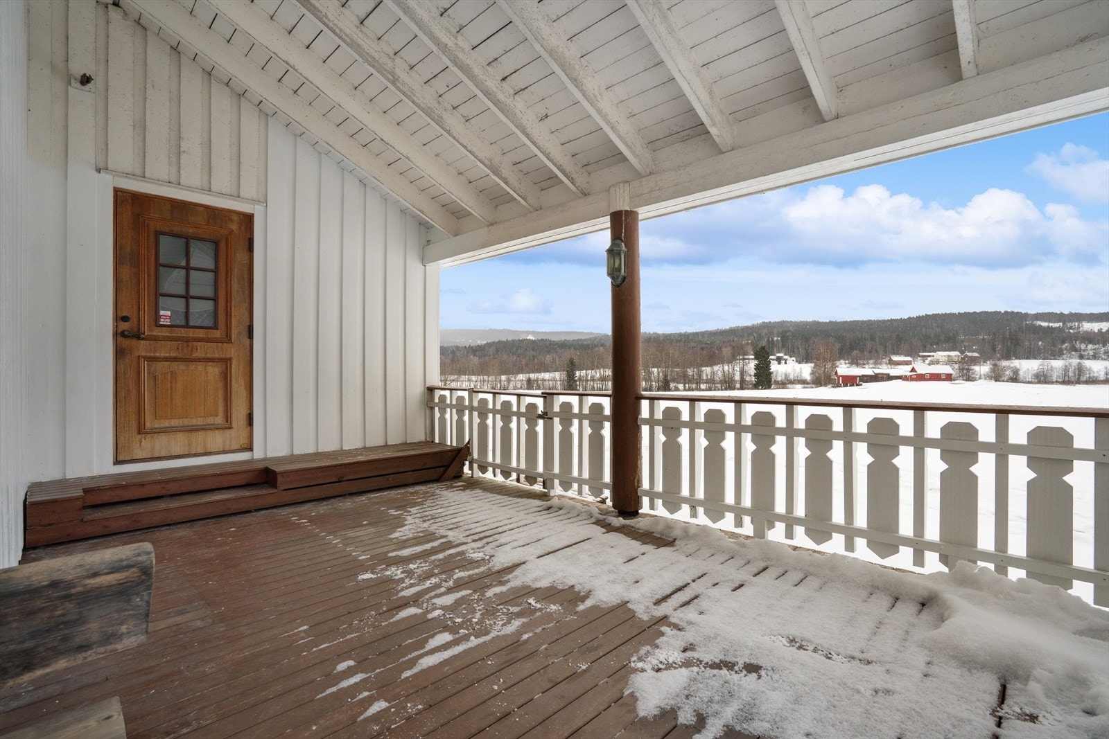 Det takoverbygde inngangspartiet fungerer også som en ekstra terrasse. Galleribilde