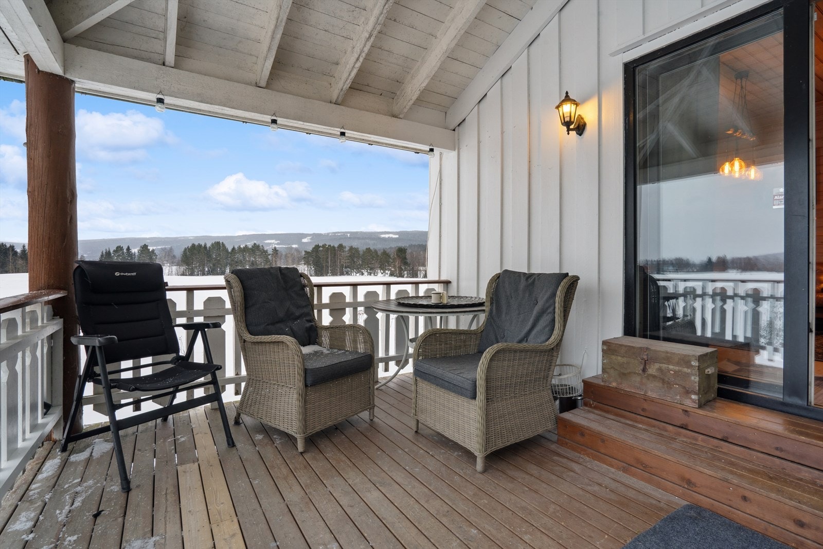 Takoverbygget stueterrasse med utsikt til Dølisjøen. Galleribilde