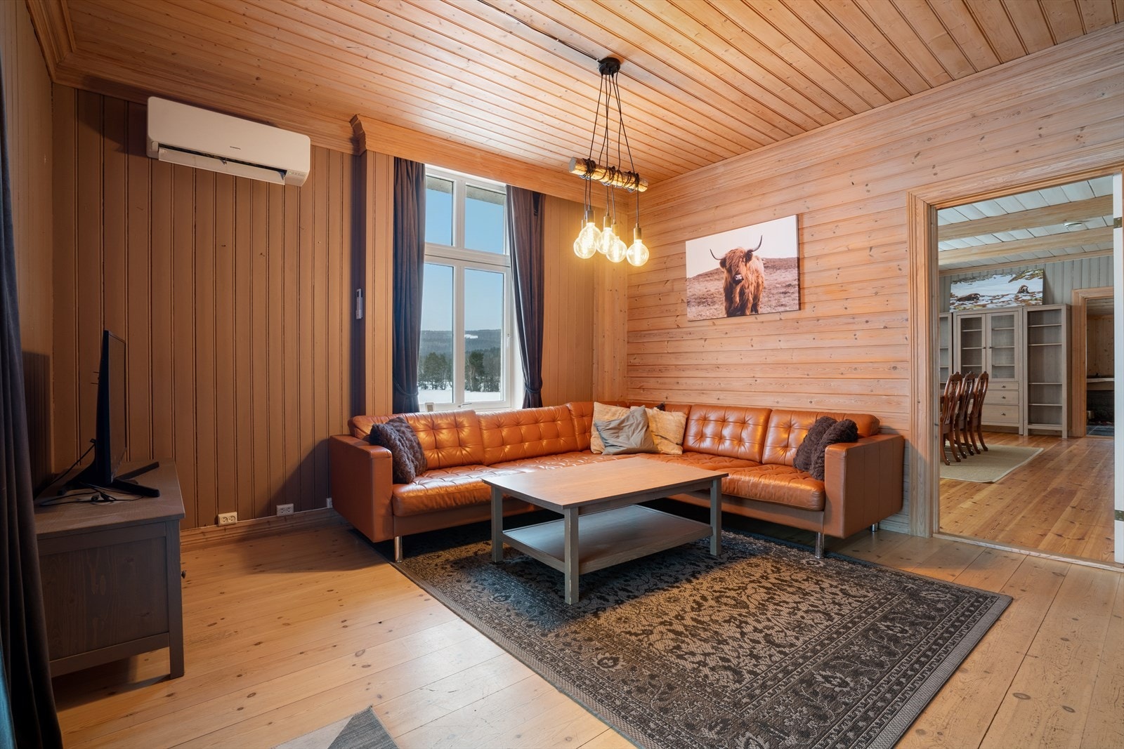 Pene detaljer også i daglistuen med tregulv, trepanel og bredt listverk. Varmepumpe fra 2022. Galleribilde