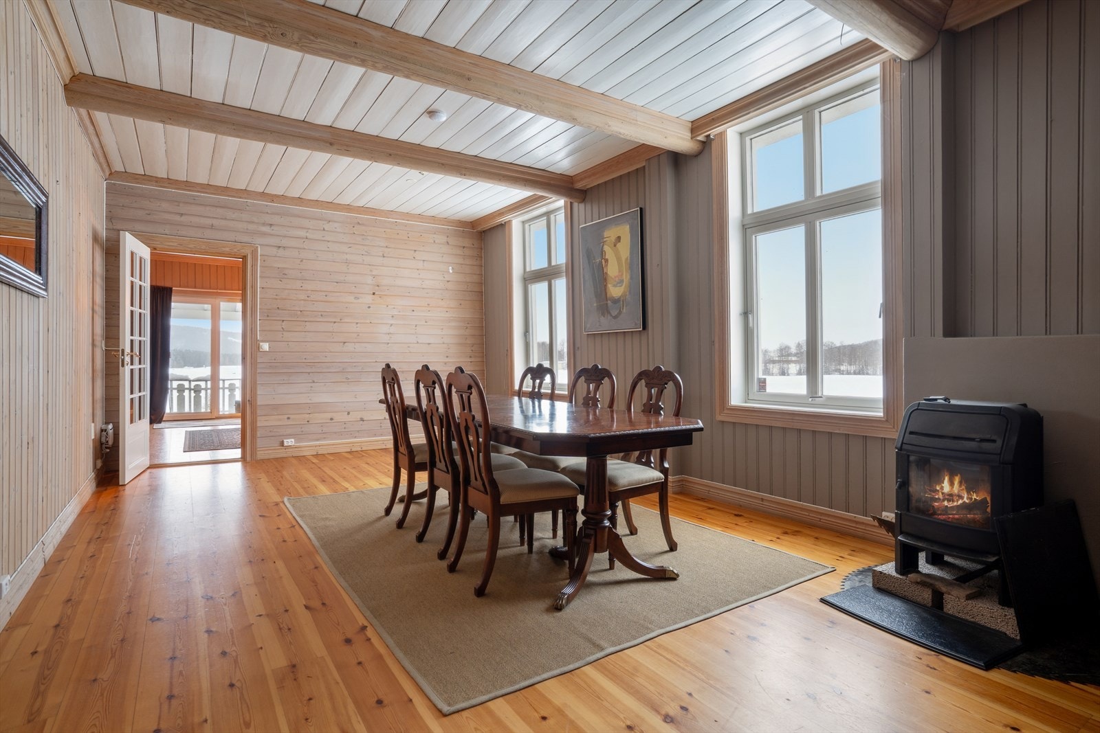 Tredaragere og restaurert listverk fra den opprinnelige bygingen oppført i 1863. De takhøye vinduene gir rommet et "herskpaelig" uttrykk,. Galleribilde