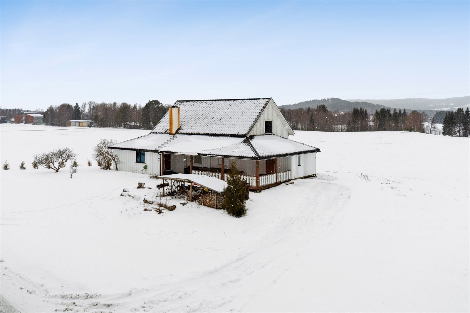Usjenerte beliggenhet med god avstand til øvrig bebyggelse. Galleribilde