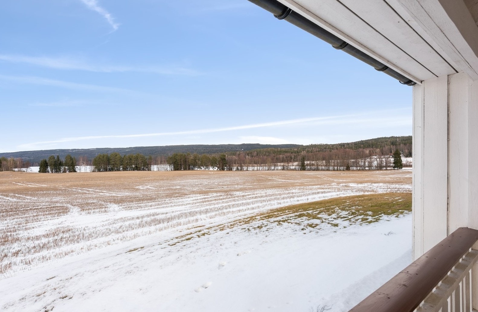 Utsikt over til landlige omgivelsene og til sjøen. Galleribilde