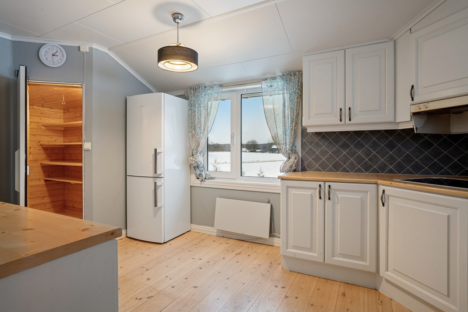 Stort og praktisk kjølerom på kjøkkenet. Galleribilde