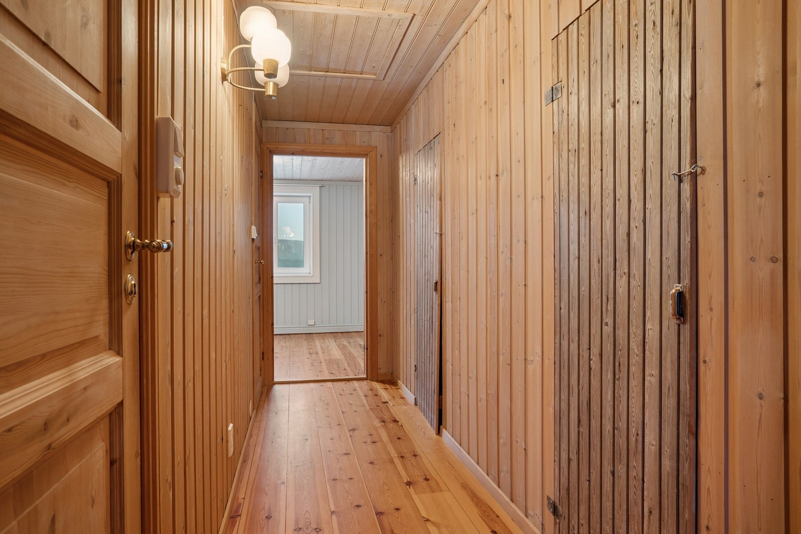 Trappegang i 2. etasje. Soverom i hver sin ende, 2 boder til høyre og baderom med WC og badstue til venstre. Galleribilde