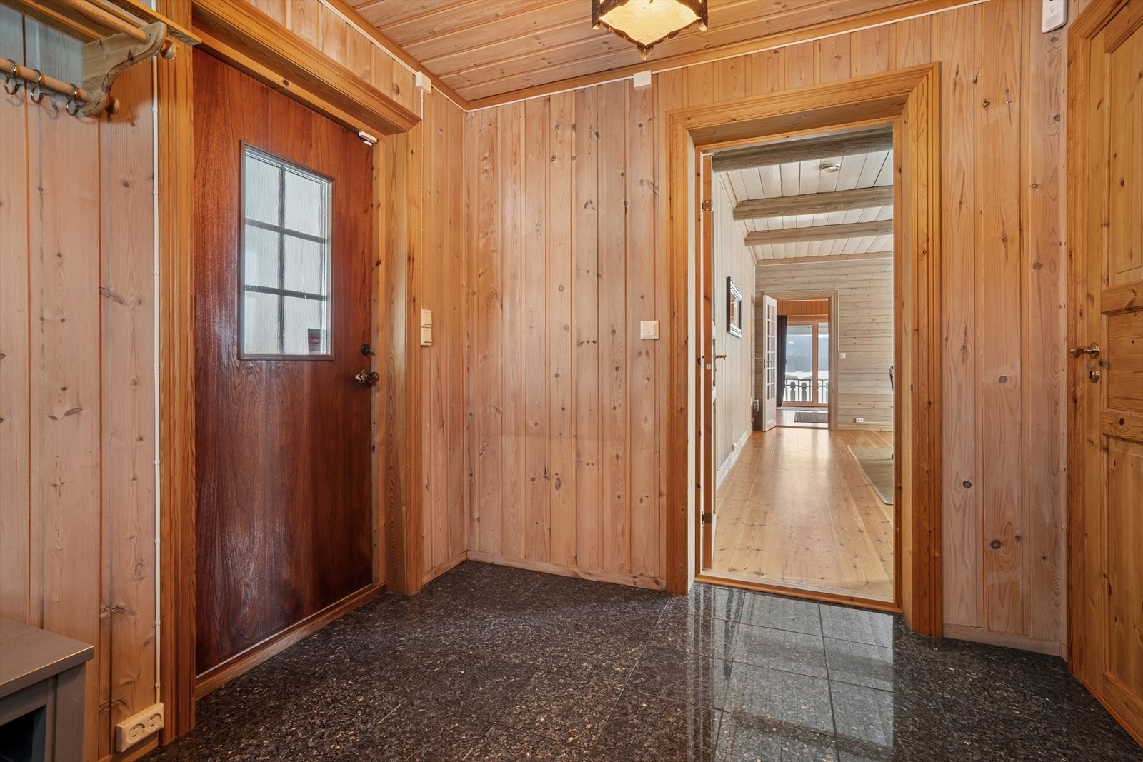 Hovedentré med fliser og elektrisk gulvvarme. Bod til høyre og spisestue/stue rett frem. Galleribilde