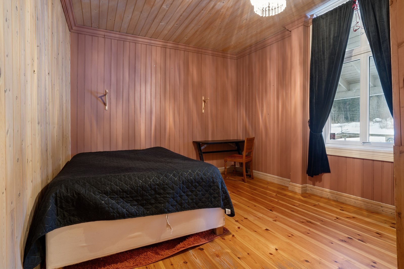 Romslig soverom i 1. etasje med pene detlajer som i stuene. Galleribilde