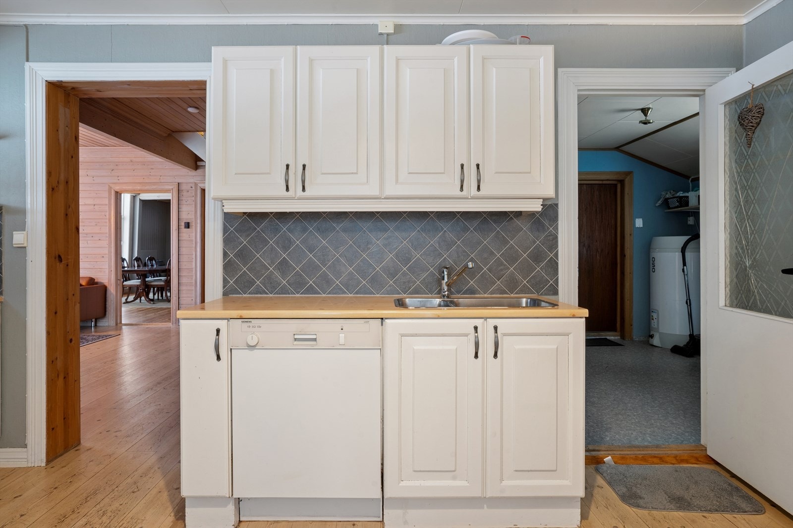 Vaskerom og groventre innenfor kjøkkenet. Galleribilde