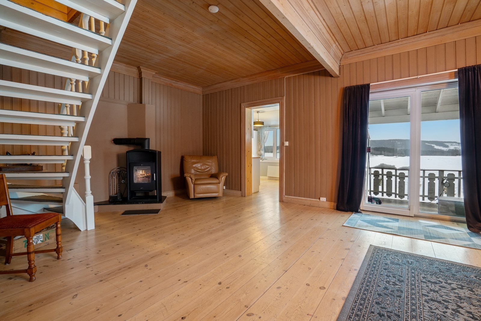 I hjørnet mellom peisen og kjøkkeningnangen kan det f. eks. innredes en koselig lesekrok etc. Galleribilde