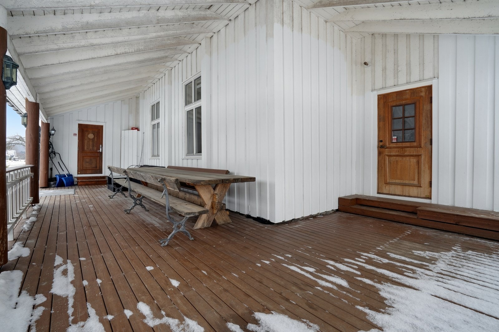 Takoverbygget inngangsparti med hovedentre til høyre og kjøkken/vaskeromsinngang til venstre. Galleribilde