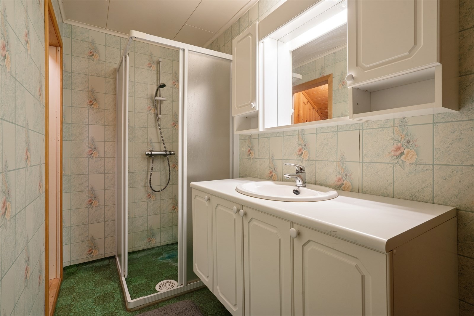 Originalt baderom i 2. etasje med WC i rommet innenfor dusjen. Galleribilde