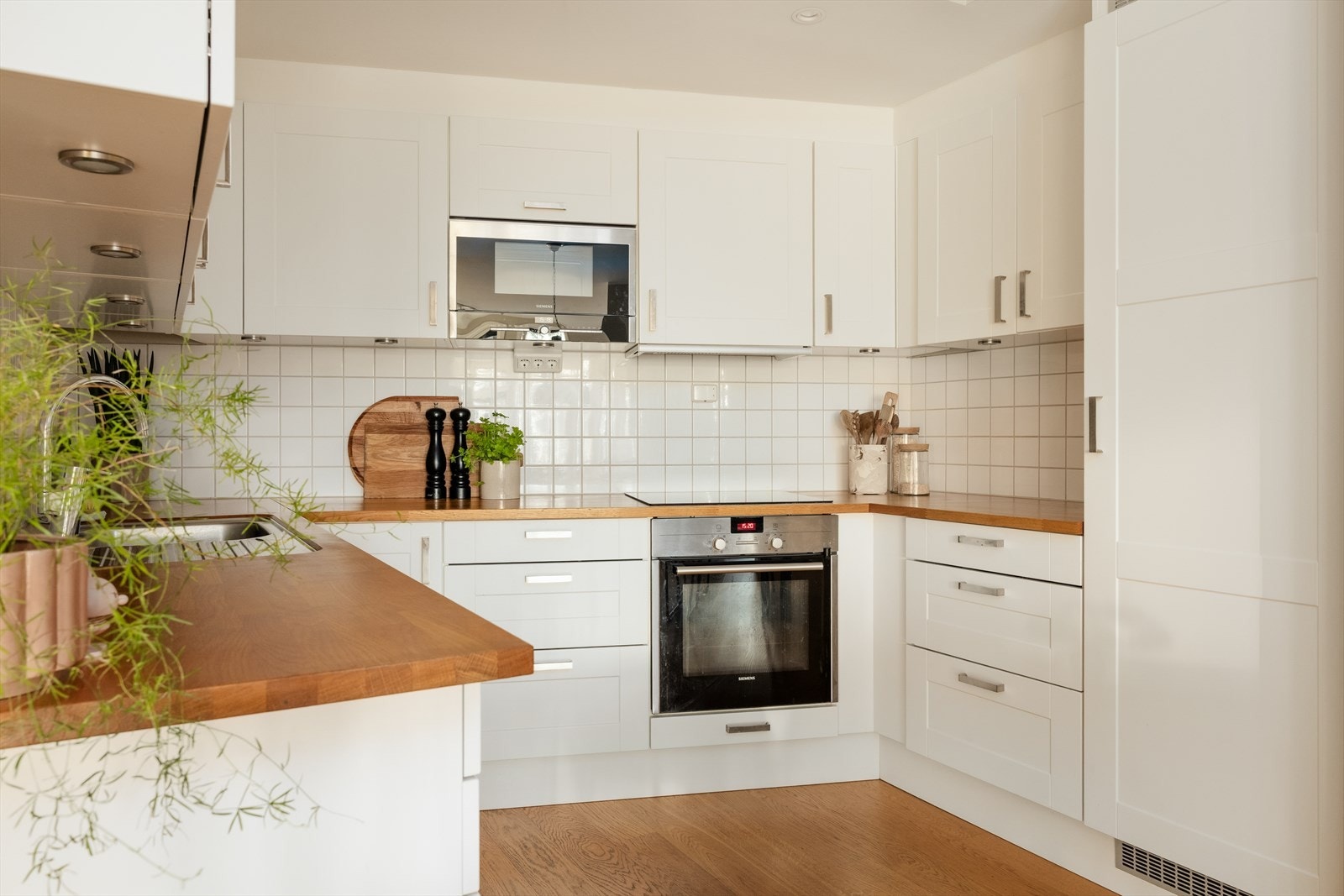 Av integrerte hvitevarer finner man kjøleskap, oppvaskmaskin, platetopp, stekeovn og mikrobølgeovn Galleribilde