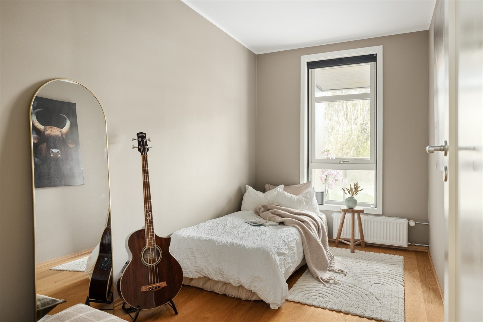 Soverom nummer to egner seg godt som barnerom, gjesterom eller hjemmekontor etter behov Galleribilde