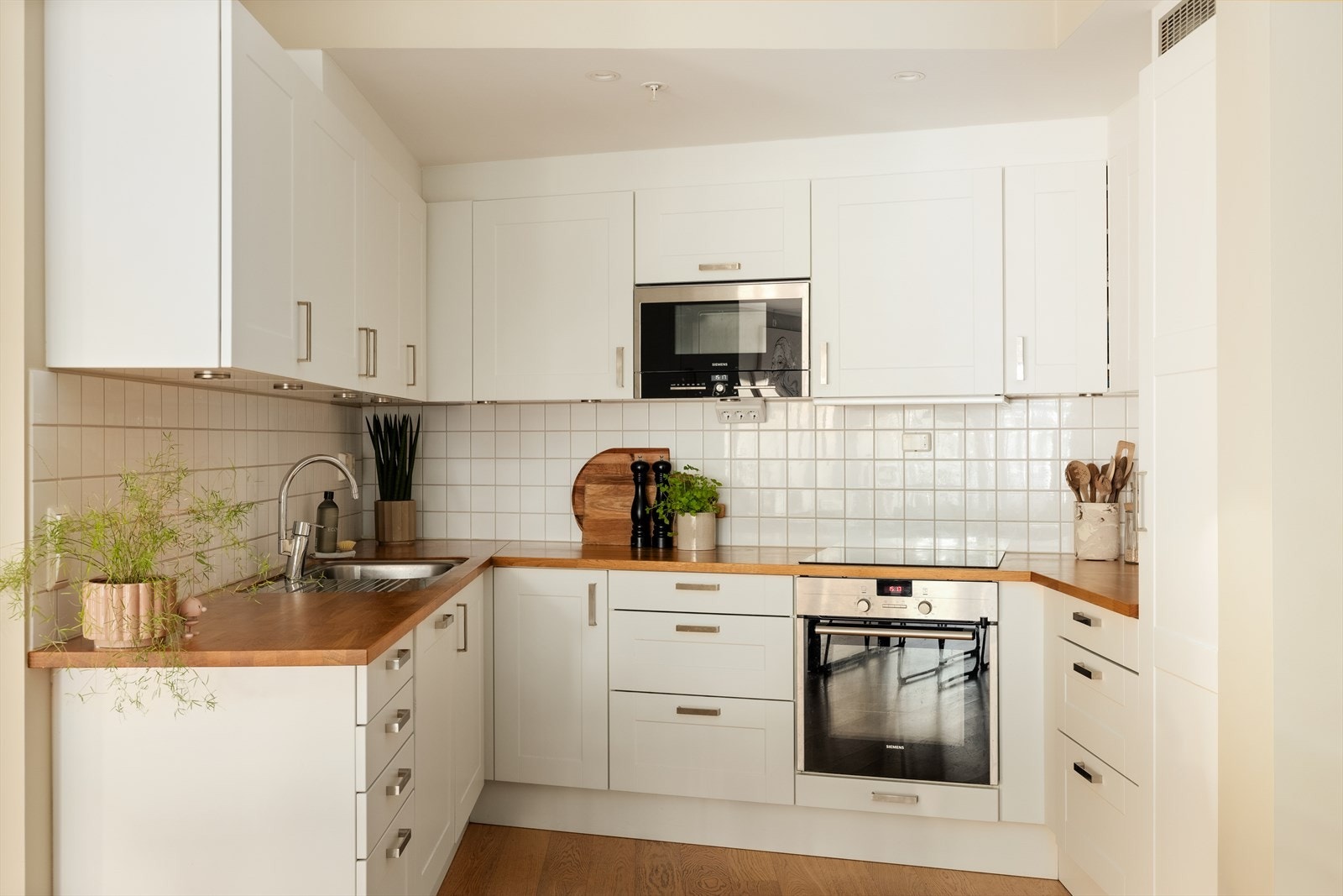 Kjøkkenet har rikelig med skap- og benkeplass og er utstyrt med kjøkkeninnredning i profilerte fronter og benkeplate i tre Galleribilde