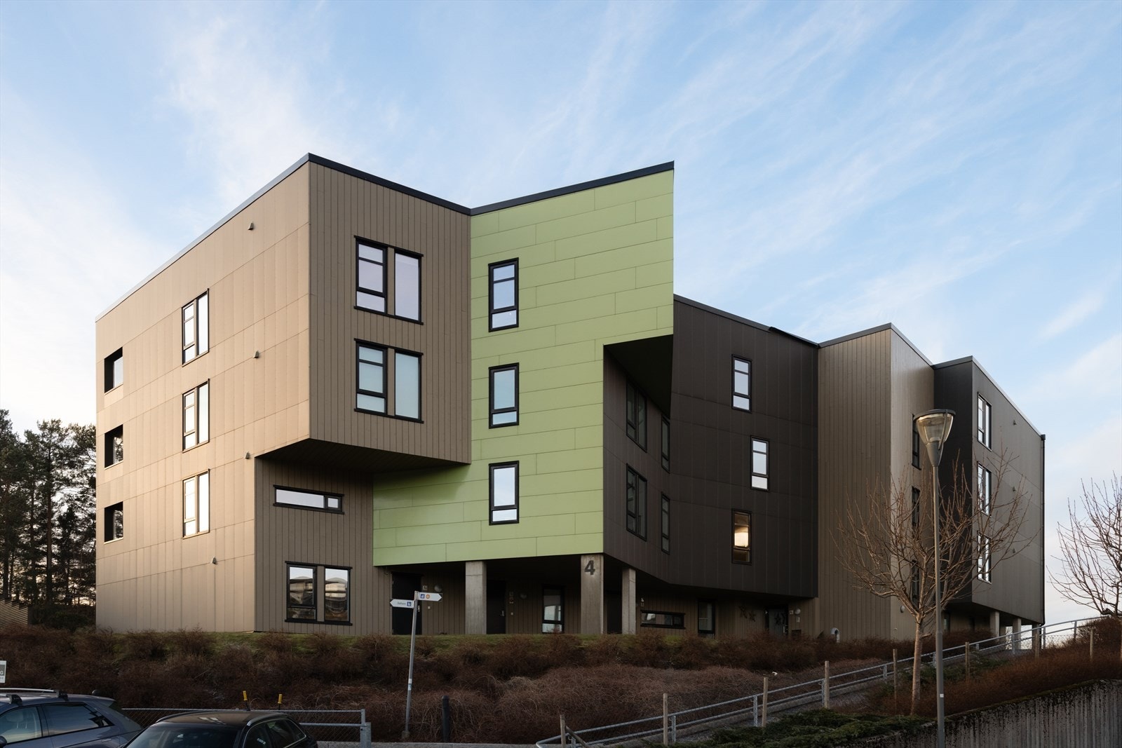 Bilen parkeres på fast plass i felles garasjeanlegg, hvor leiligheten har to parkeringsplasser Galleribilde