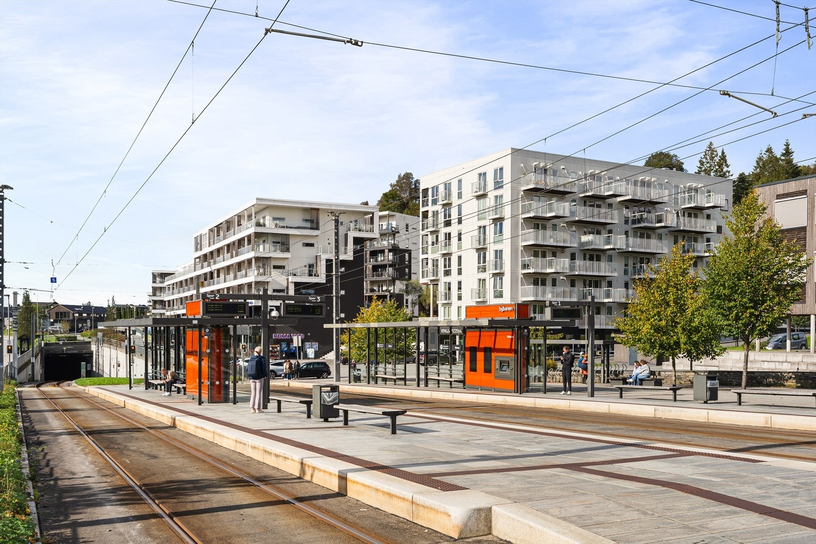 Til dagene uten bil er det 2 minutter til nærmeste bybanestopp på Råstølen Galleribilde