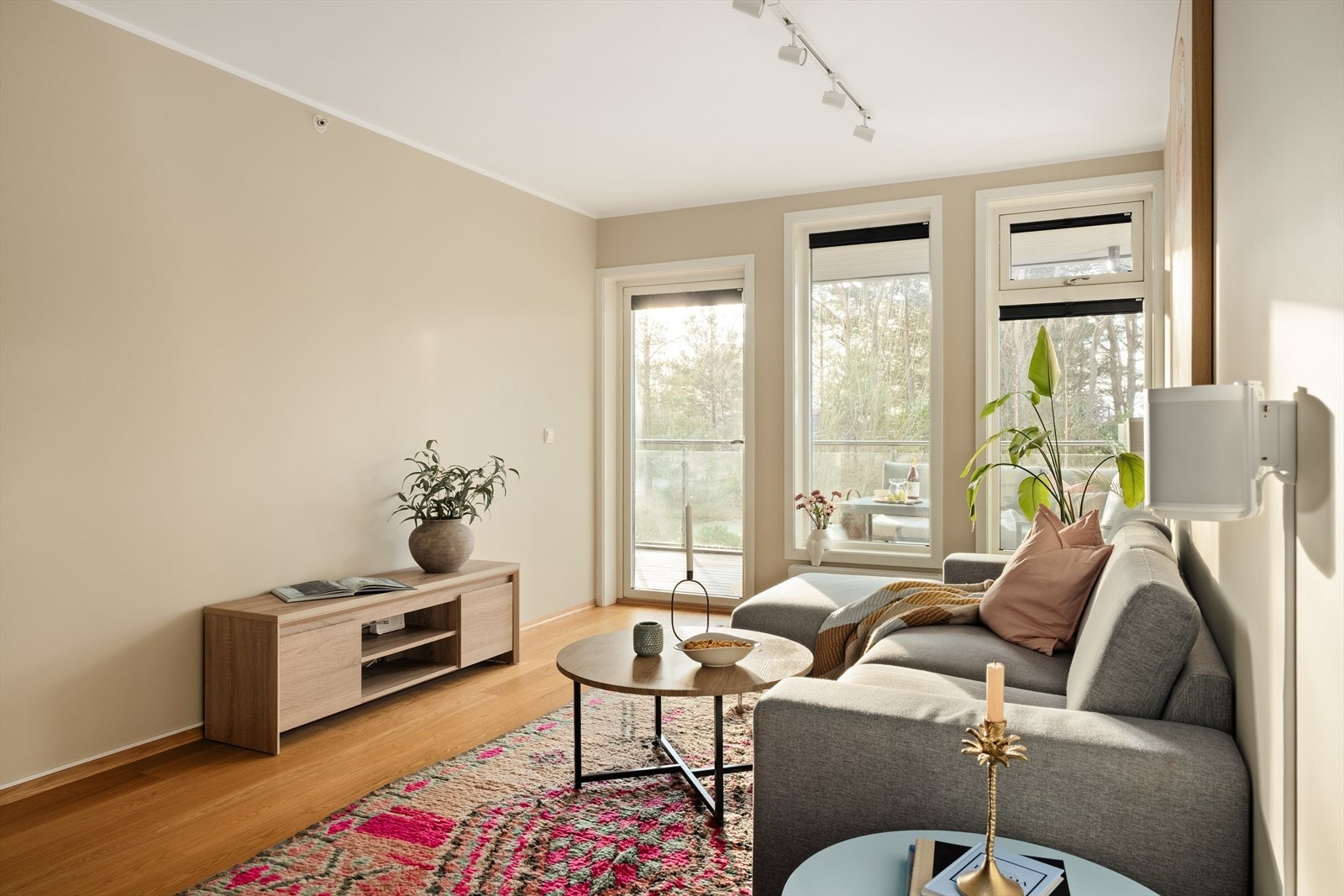 Fra stue er det utgang til en trivelig altan Galleribilde