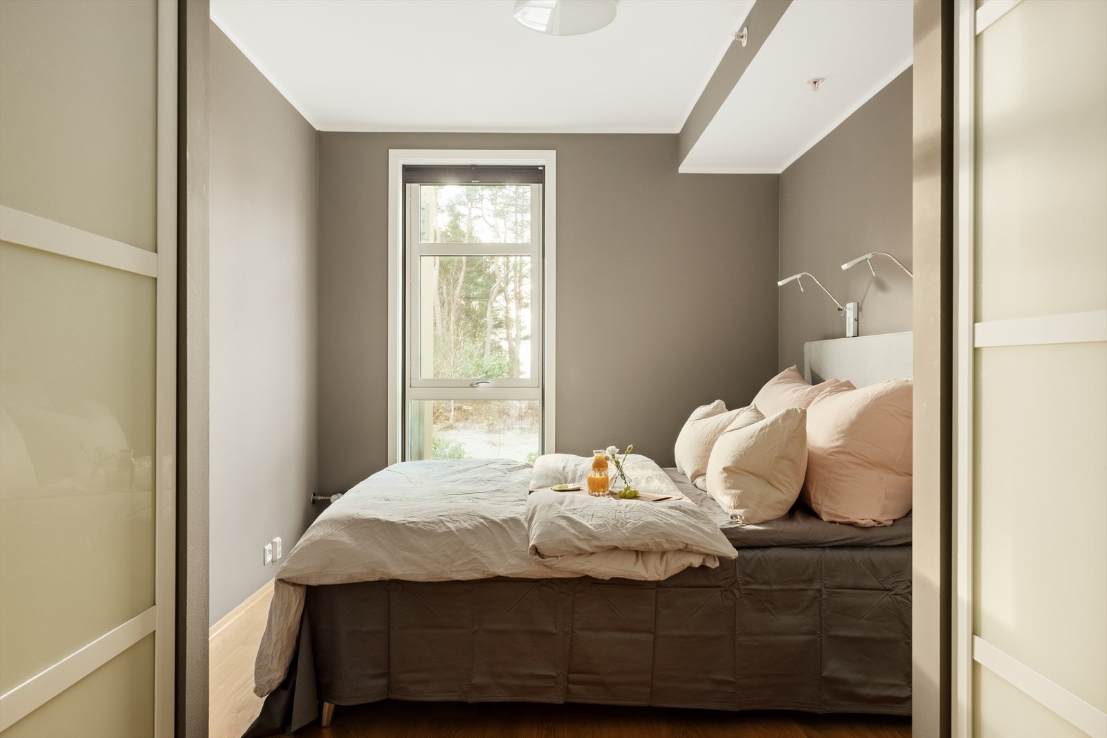 Det er god oppbevaringsplass i garderobeskap som medfølger handelen Galleribilde