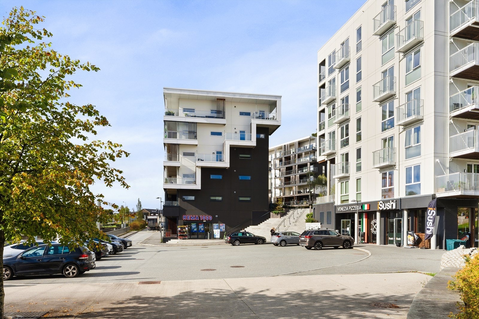 Her er også Rema 1000, Venezia Pizzeria og Isushi Galleribilde