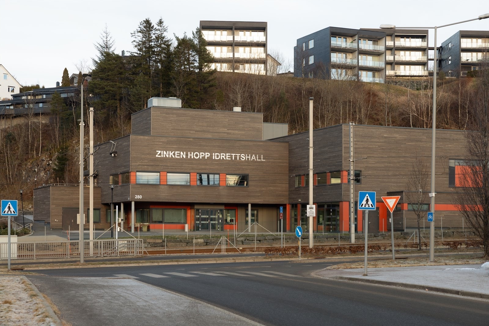 Nærmeste skole ligger like ved bybanestoppet Galleribilde