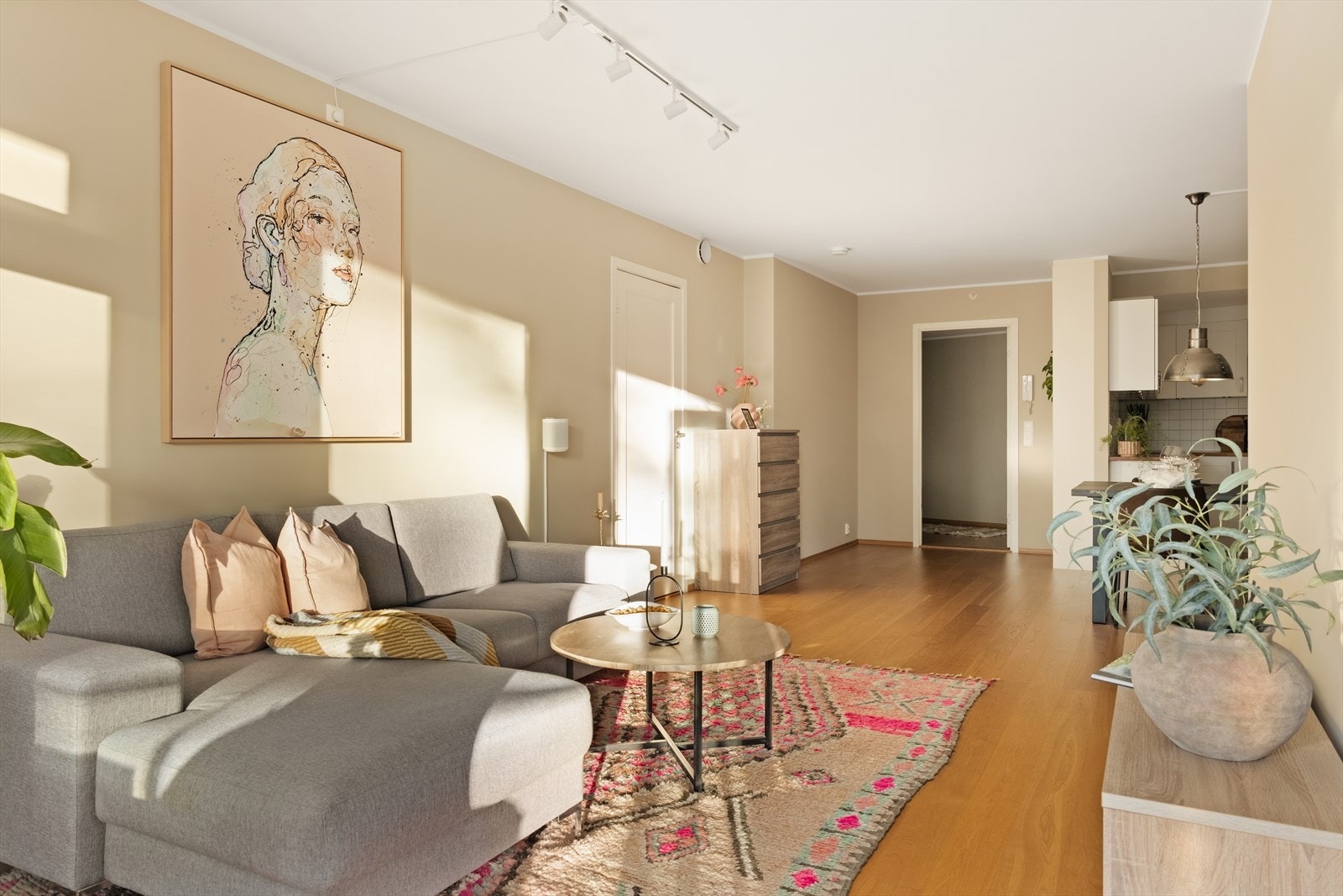 Leiligheten har en åpen stue- og kjøkkenløsning som gir effektiv arealutnyttelse og gode møbleringsmuligheter for både sitte- og spisegruppe Galleribilde