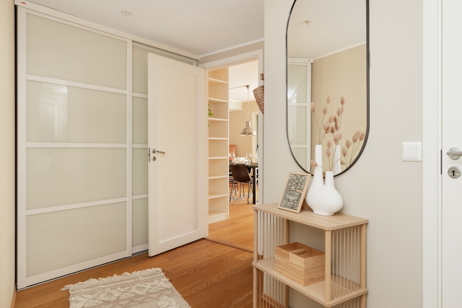 I gangen er det god plass til oppheng av yttertøy og oppbevaring av sko i integrert garderobeskap Galleribilde