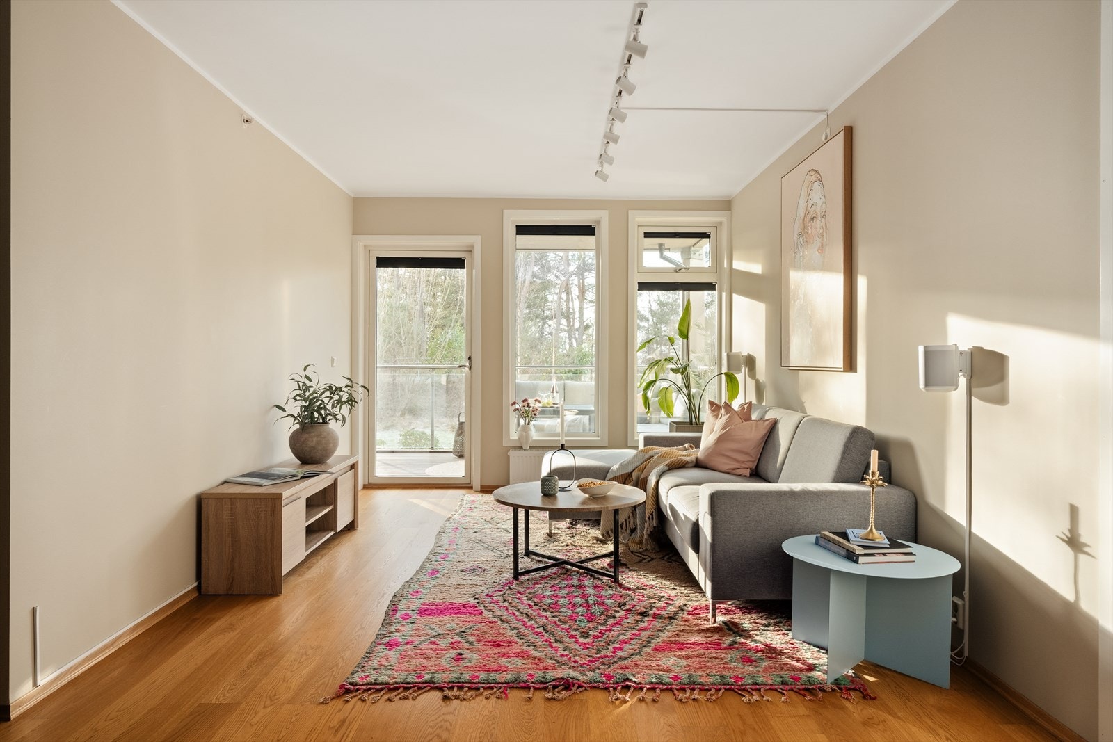 Her er det rikelig med naturlig lysinnslipp fra store vindusflater Galleribilde