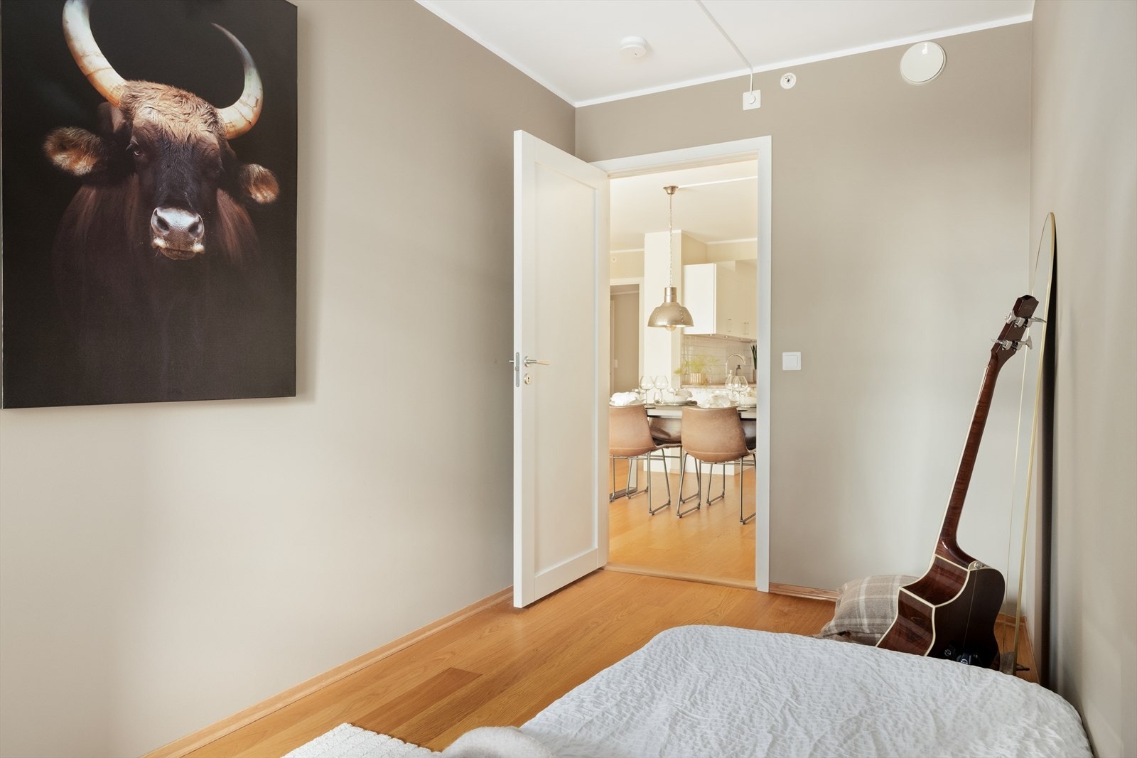 Soverom nummer to egner seg godt som barnerom, gjesterom eller hjemmekontor etter behov Galleribilde