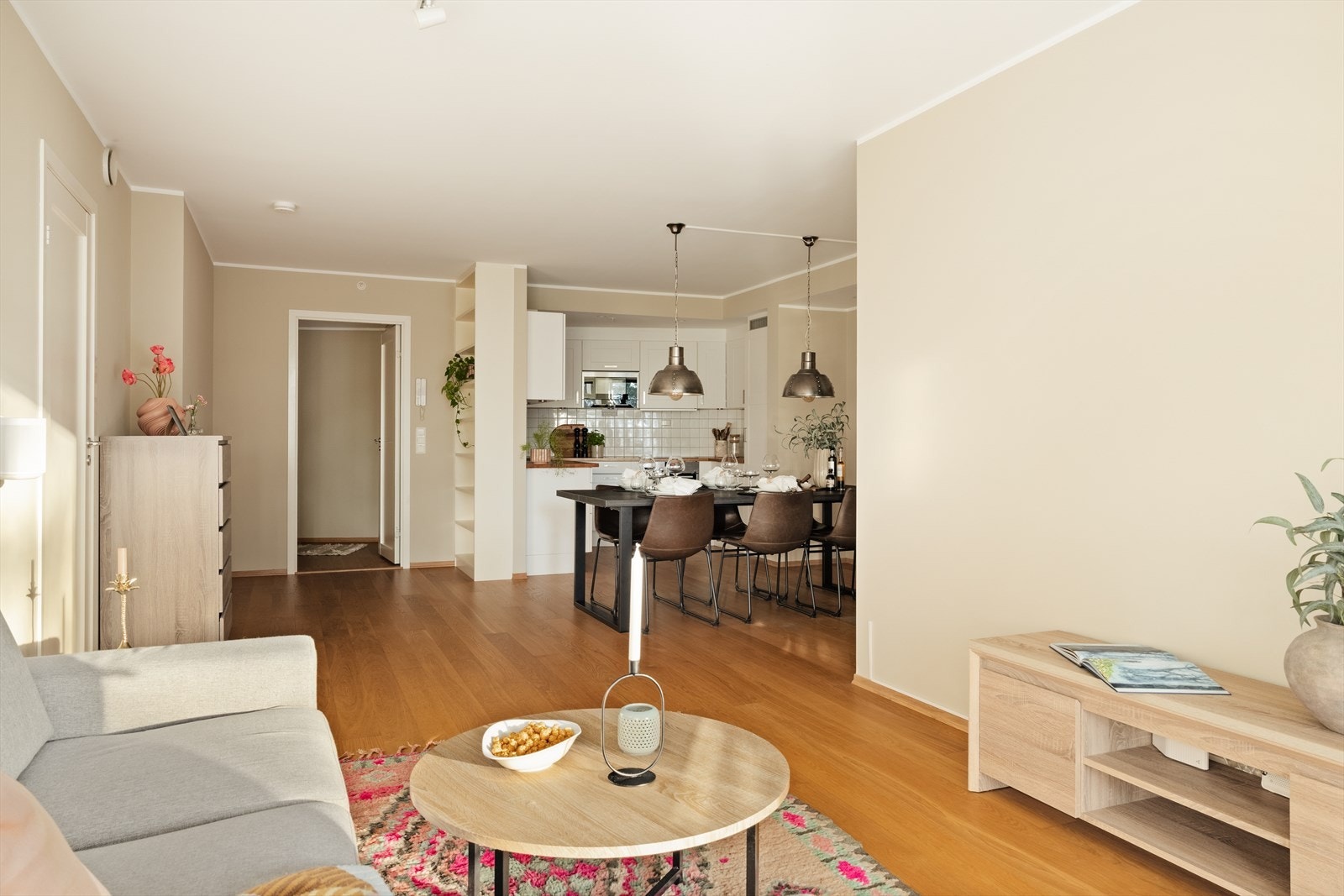 Mellom stue og kjøkken er det plass til en større spisegruppe Galleribilde