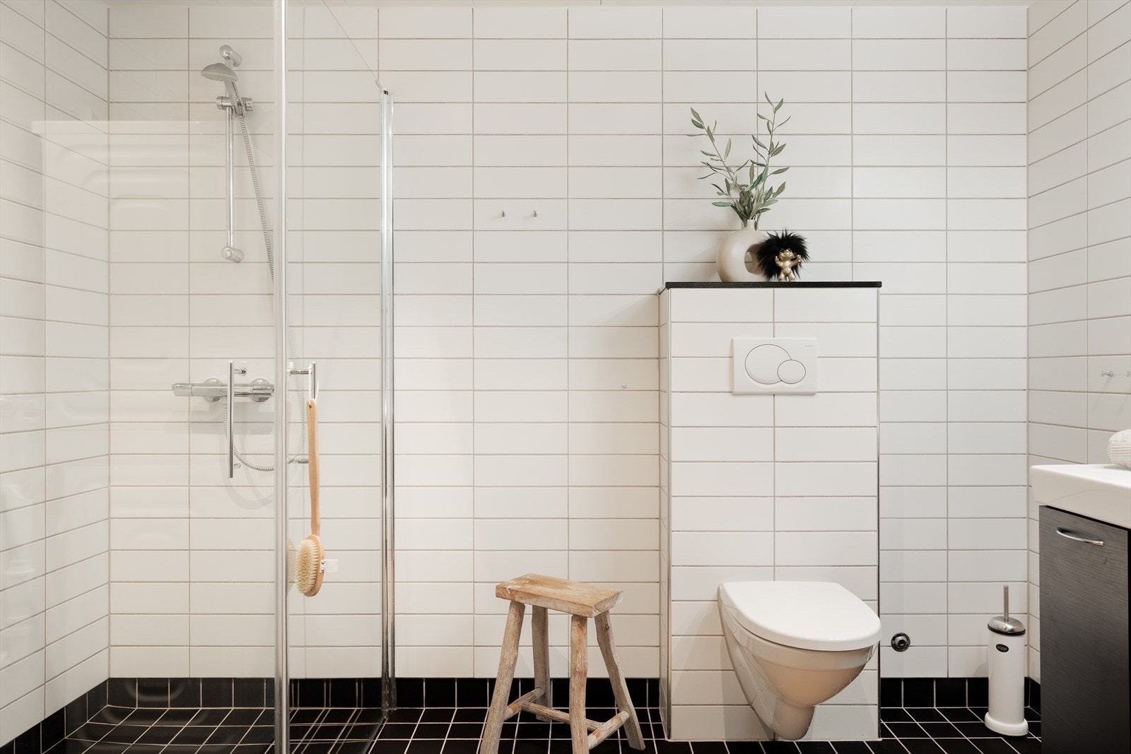 Badet er romslig, helfliset og har vannbåren gulvvarme Galleribilde