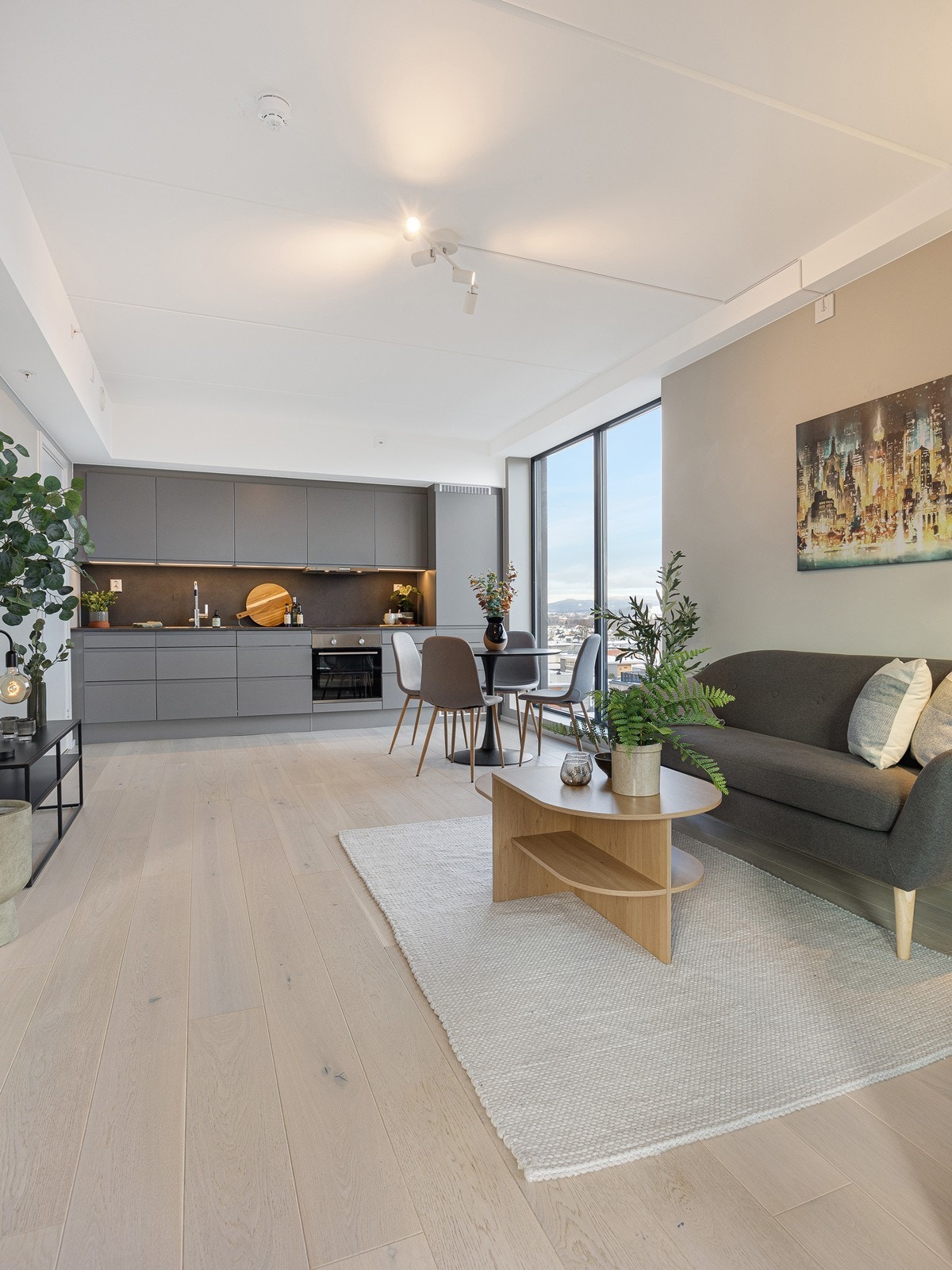 Parkettgulv og malte veggflater i en moderne fargepalett. Galleribilde