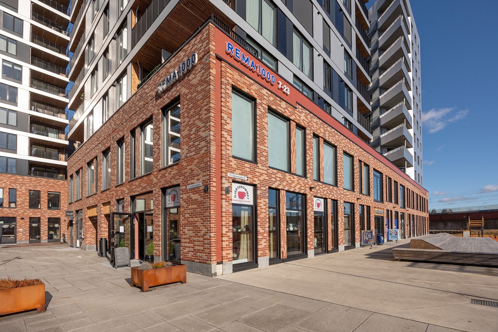 Rema 1000 utenfor døren gjør dagligvarehandelen til en lek. Galleribilde