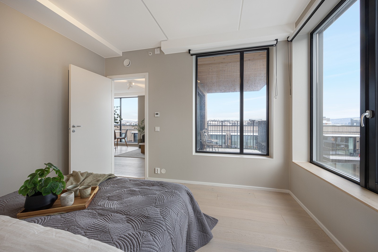 Soverommet har store vindusflater med fint lysinnslipp. Galleribilde