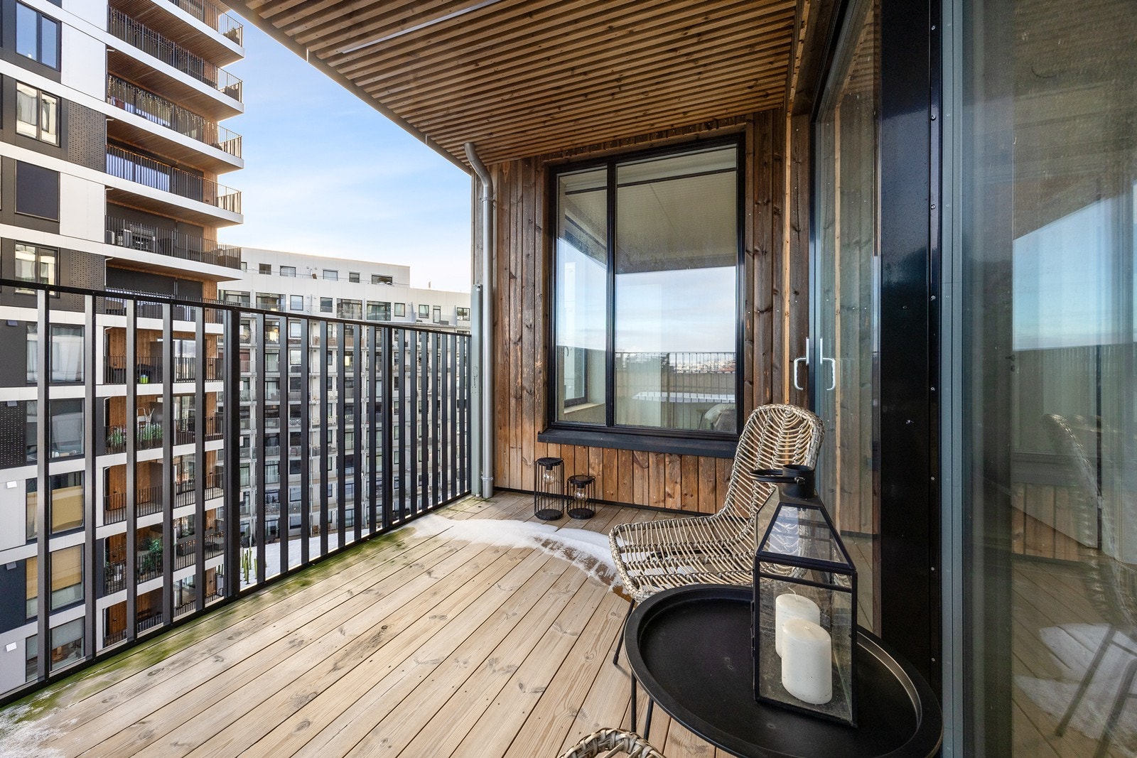 Leiligheten har en overbygget balkong med trespaltegulv gir et skjermet uteområde. Galleribilde