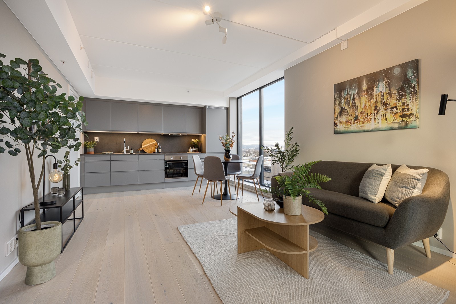 Kjøkkenet har integrerte hvitevarer. Dette skaper et helhetlig preg. Galleribilde